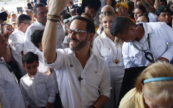 Abelardo de la Espriella gana la primera vuelta y es el favorito para ganar la presidencia en la segunda