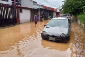 Aguacero en Barinas provoca desbordamiento de drenajes 