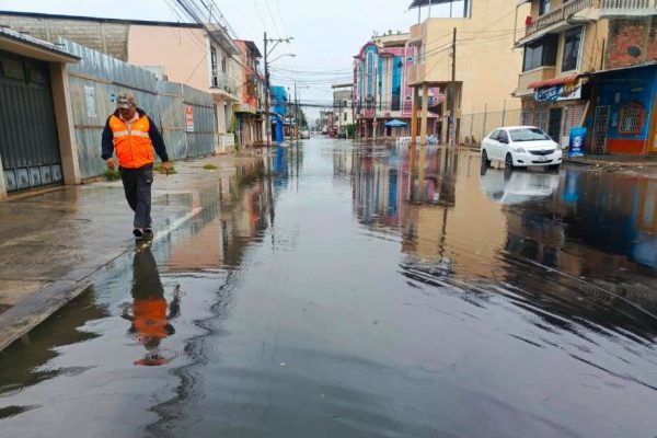 Aluvión provocado por lluvias deja un muerto en Ecuador