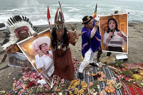 Chamanes peruanos apoyan a Sánchez y amenazan con protestas si gana Fujimori