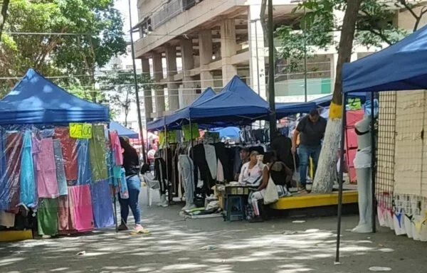 Comerciantes informales de La Hoyada y Catia calculan el dólar hasta en 1.050 bolívares