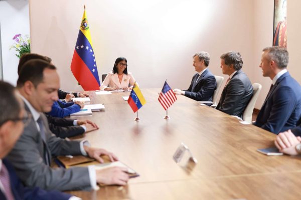 Delcy Rodríguez evalúa agenda energética con delegación de EEUU