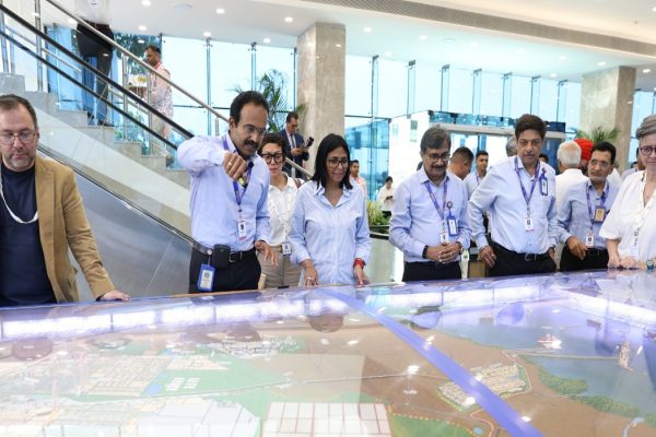 Delcy Rodríguez visita megacomplejo energético de Jamnagar en la India
