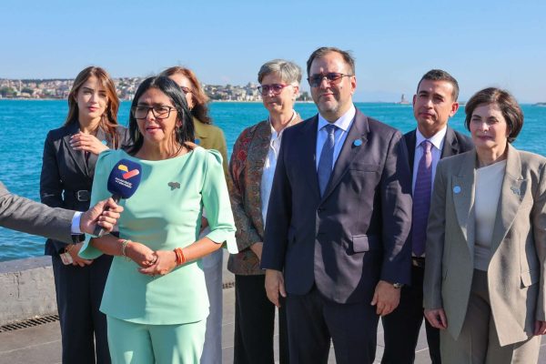 Delcy retornó al país tras gira en la India y Turquía