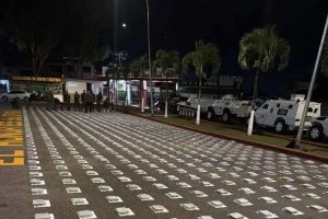 Detuvieron a tres traficantes y le incautaron 917 panelas de drogas