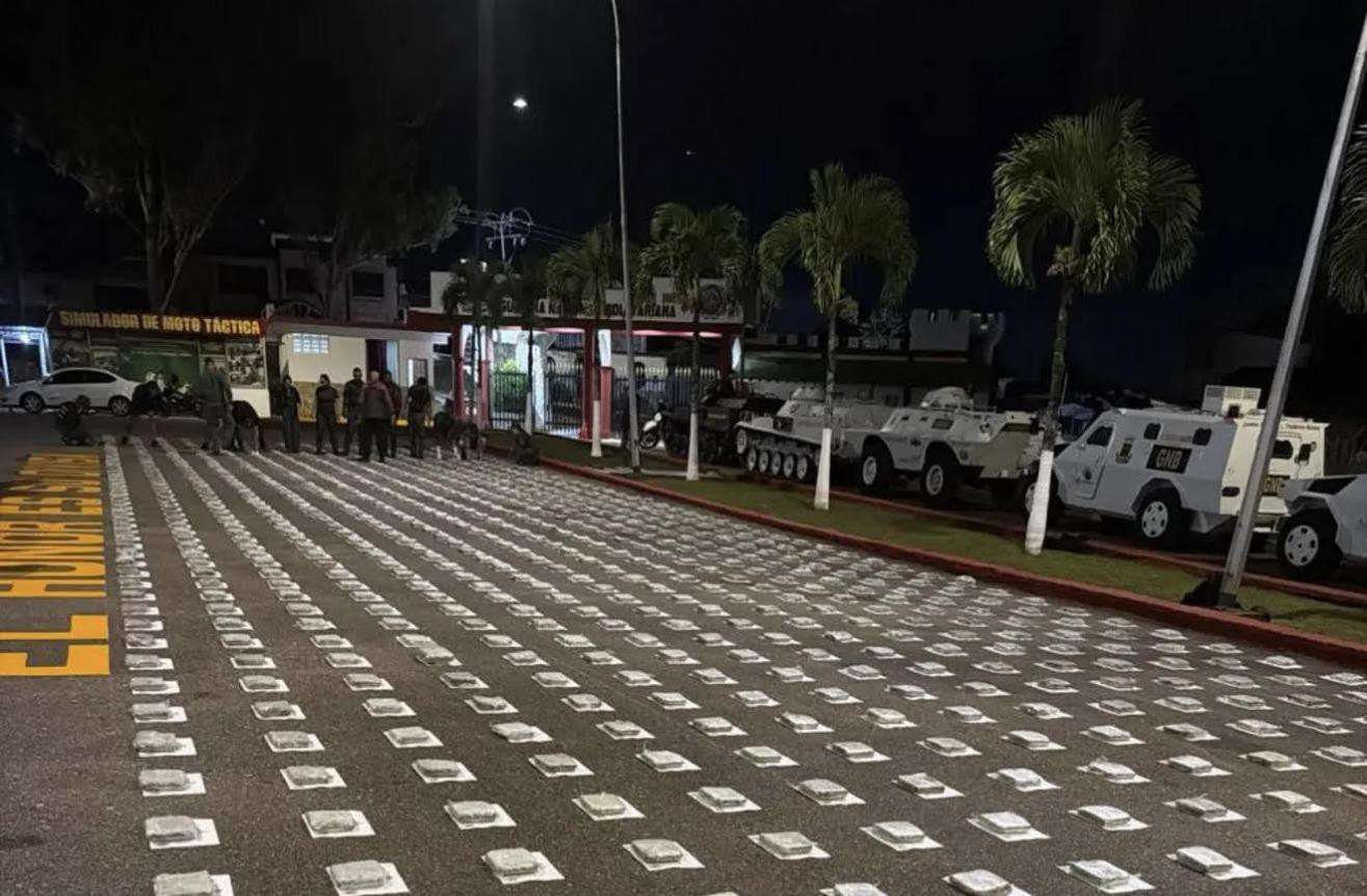 Detuvieron a tres traficantes y le incautaron 917 panelas de drogas