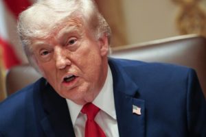 Donald Trump anuncia que EEUU tendrá el control total del petróleo y el gas iraní