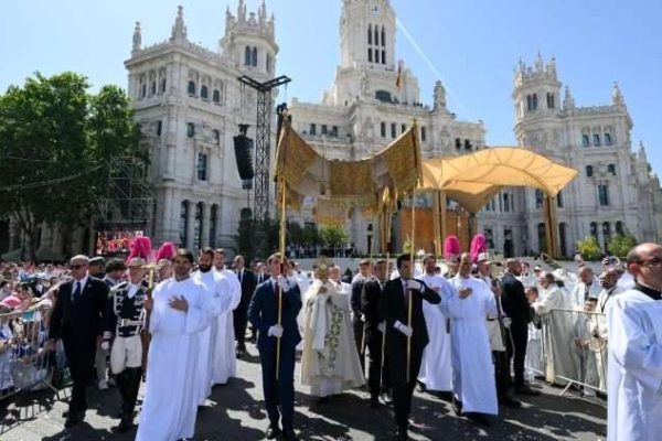 El Papa León XIV encabezó multitudinaria procesión del Corpus Christi en Madrid