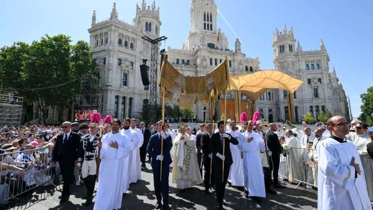 El Papa León XIV encabezó multitudinaria procesión del Corpus Christi en Madrid