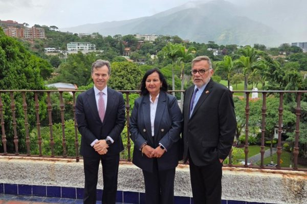 El mensaje que dejó John Barrett tras reunirse con Dinorah Figuera