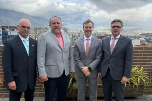 Empresarios venezolanos plantean a John Barrett captación de inversiones extranjeras bajo esquemas de cooperación