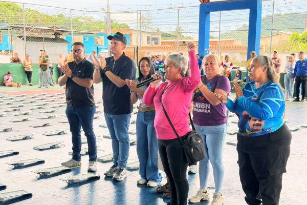 Entregan más de 600 luminarias al poder popular de Valera