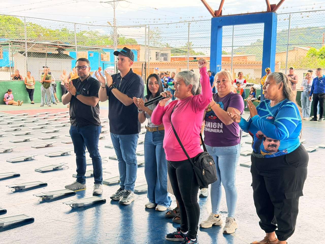 Entregan más de 600 luminarias al poder popular de Valera