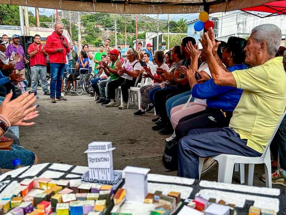 Entregaron techos a 100 familias de Puerto La Cruz por consulta popular