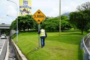 Instalan señalizaciones en la autopista Gran Cacique Guaicaipuro en Caracas