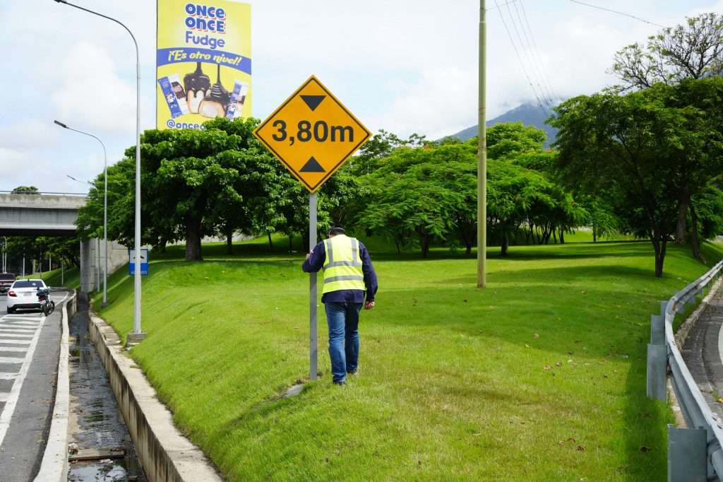 Instalan señalizaciones en la autopista Gran Cacique Guaicaipuro en Caracas