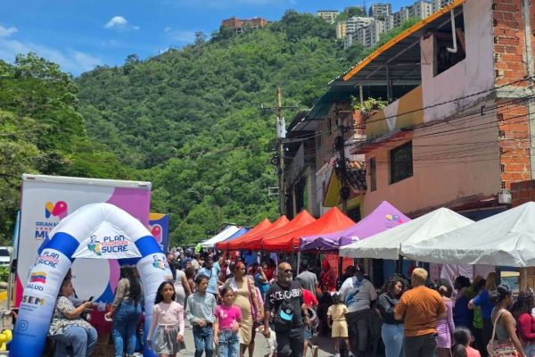 Jornada de atención social en la carretera vieja Petare-Guarenas llevó salud y bienestar