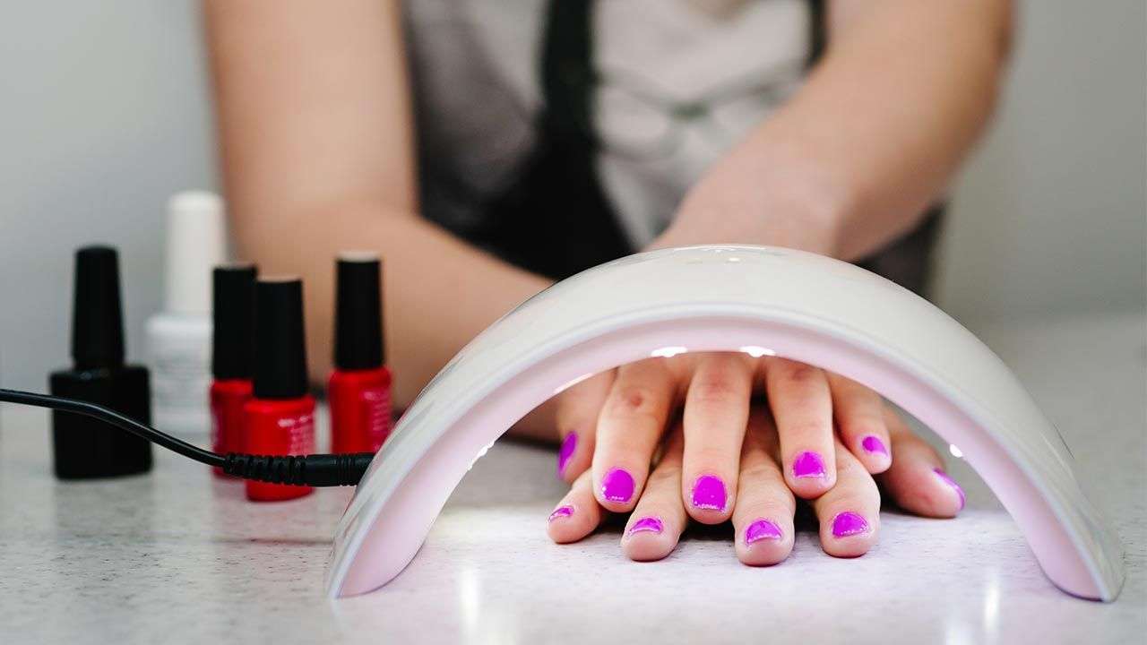 Las uñas corren riesgos con pinturas de gel