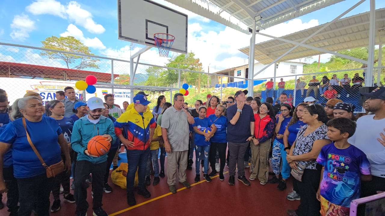 Más de 1.000 familias de Valera estrenan cancha de usos múltiples