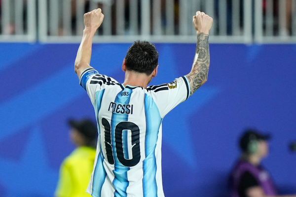 Messi hace historia con triplete en el debut de Argentina