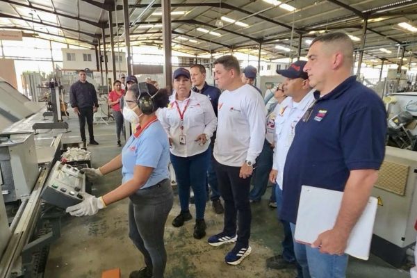Ministro Márquez inspecciona Petrocasa con miras a elevar su capacidad productiva