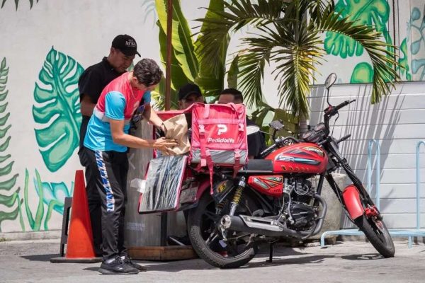 Motorizados conectan a los comercios con sus clientes
