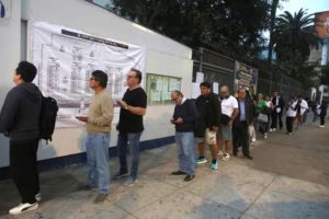 Peruanos acuden a los centros de votación para elegir nuevo presidente