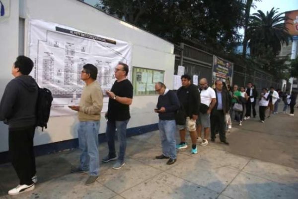 Peruanos acuden a los centros de votación para elegir nuevo presidente