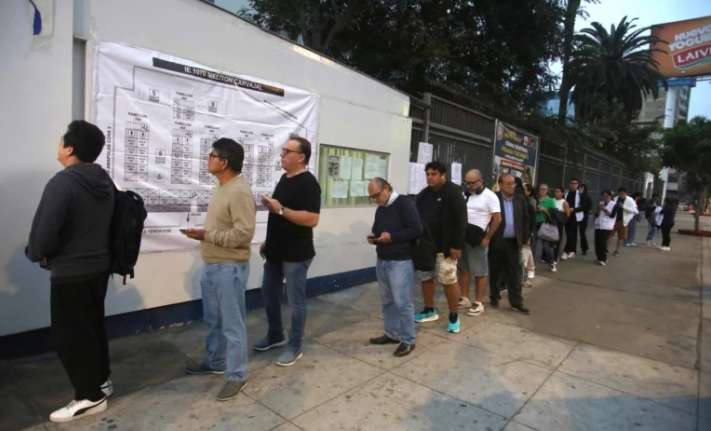 Peruanos acuden a los centros de votación para elegir nuevo presidente