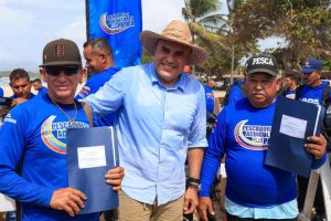 Pescadores Artesanales de Sucre son beneficados con motores, madera y frezeer