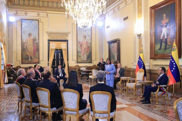 Presidenta (E) Delcy Rodríguez condecora al equipo defensor de la Guayana Esequiba