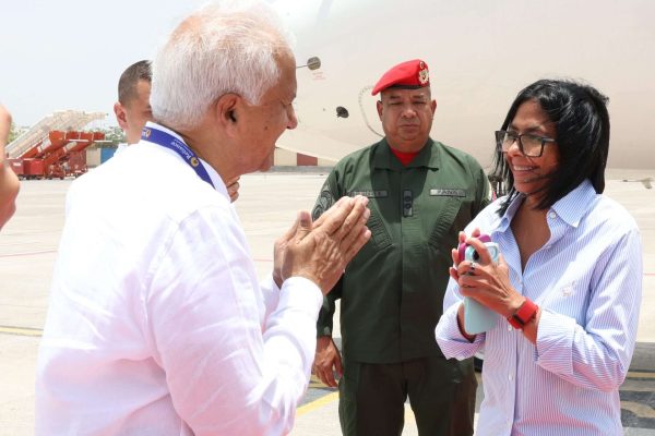 Presidenta (E) Delcy Rodríguez es recibida por las autoridades locales de Jamnagar