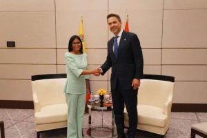 Presidenta (E) sostiene encuentro oficial con ministro de Energía turco