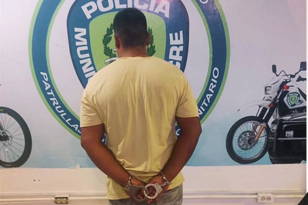 Preso sujeto que lanzó a su pareja por una ventana