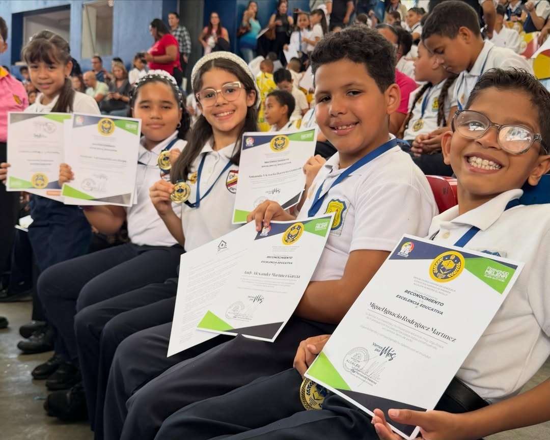 Reconocen a escolares del municipio El Hatillo
