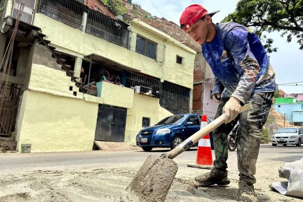 Rehabilitan vía y fachadas de viviendas en El Valle