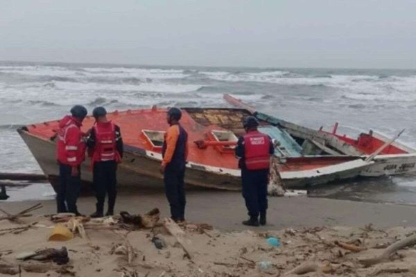 Rescataron a ocho ocupantes de una embarcación