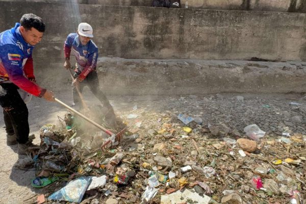 Retiran 48 toneladas de desechos de la Quebrada Curucutí en La Guaira