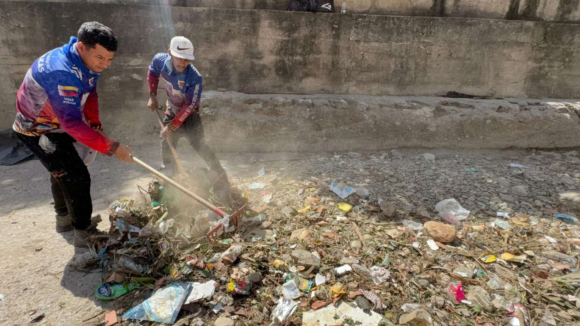 Retiran 48 toneladas de desechos de la Quebrada Curucutí en La Guaira