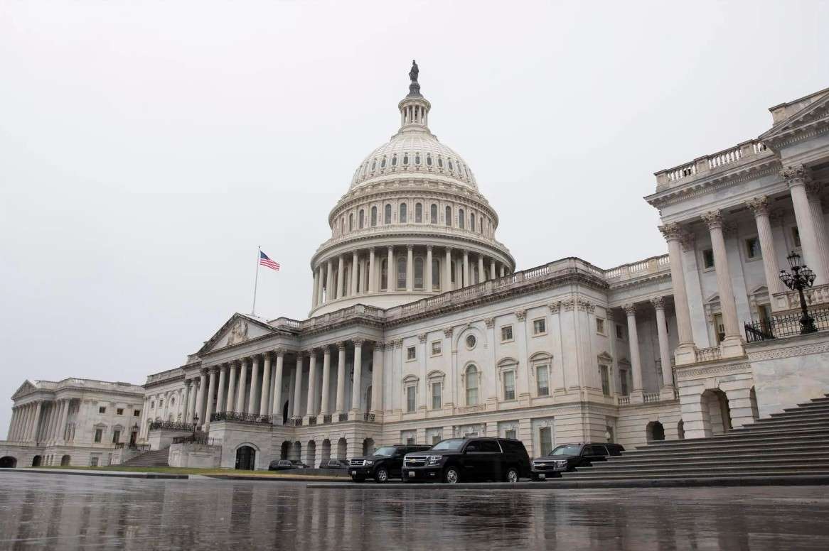 Senado de EEUU vota a favor de poner fin a la guerra contra Irán