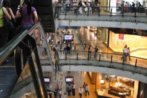Centros comerciales buscan atraer usuarios.