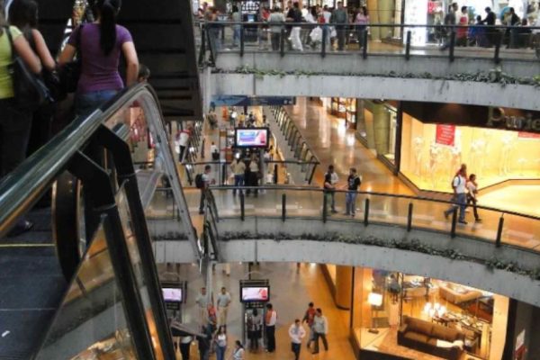 Centros comerciales buscan atraer usuarios.